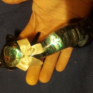 Crystals ! shells !cats! Hand made vintage trinkets! This is someone's grail.